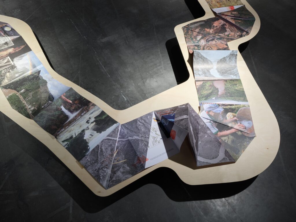 Carolina Caycedo: Serpent River Book. Foto © Edith-Russ-Haus