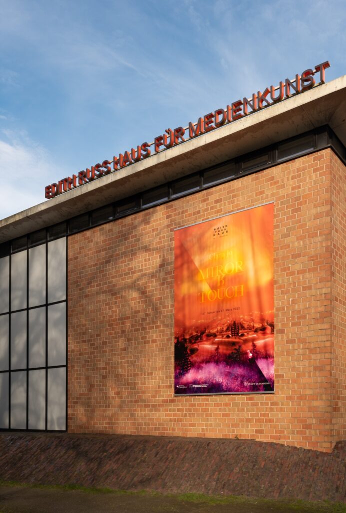 Clara Jo: Mirror Touch. Photo © Edith-Russ-Haus