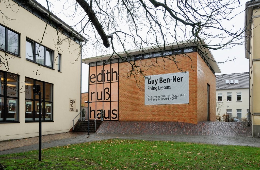 Guy Ben-Ner: Flying Lessons. Photo Franz J Wamhof © Edith-Russ-Haus Guy Ben-Ner: Flying Lessons. Photo Franz J Wamhof © Edith-Russ-Haus