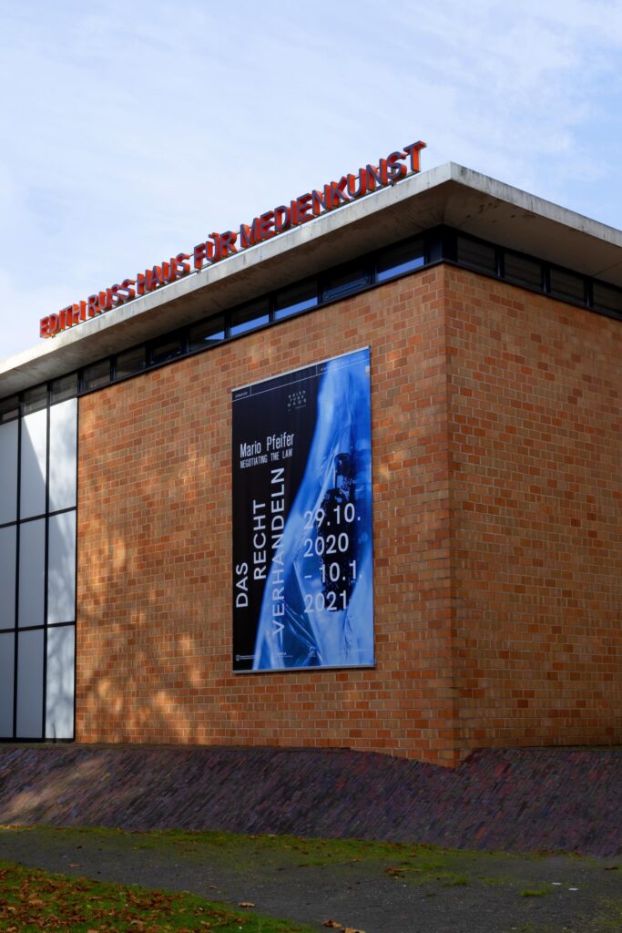 Mario Pfeifer: Negotiating the Law. Foto © Edith-Russ-Haus