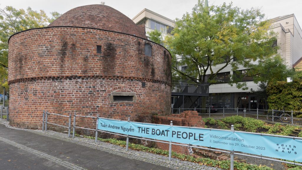Tu?n Andrew Nguy?n: The Boat People, Installation Pulverturm. Photo © Edith-Russ-Haus 2023