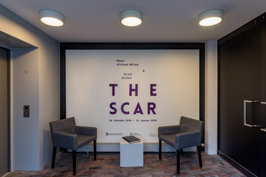 Ausstellungsansicht Noor Afshan Mirza & Brad Butler: The Scar. Foto © Edith-Russ-Haus