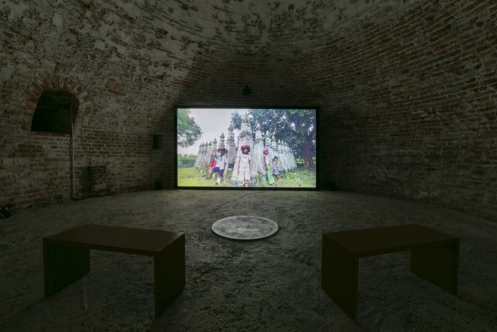 Tu?n Andrew Nguy?n: The Boat People, Installation Pulverturm. Photo © Edith-Russ-Haus 2023