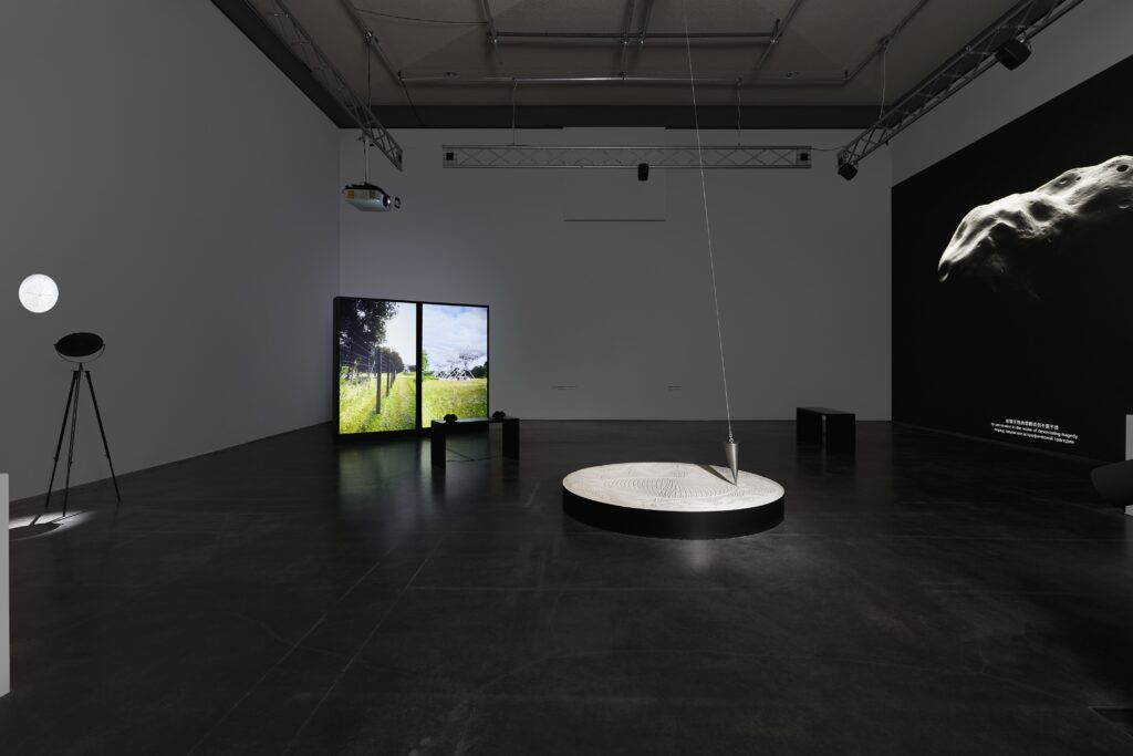 Ausstellungsansicht Marjolijn Dijkman: Shifting Axis. Foto © Edith-Russ-Haus