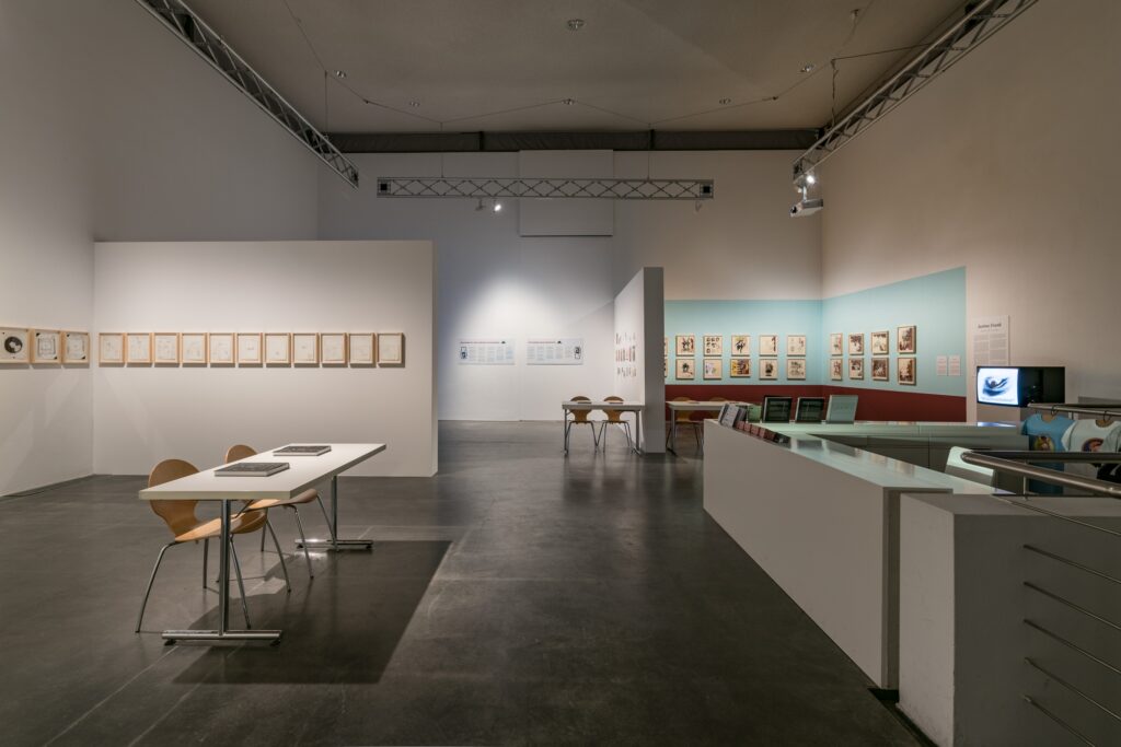 Ausstellungsansicht Roee Rosen: Live and Die as Eva Braun and Other Intimate Stories. Foto © Edith-Russ-Haus