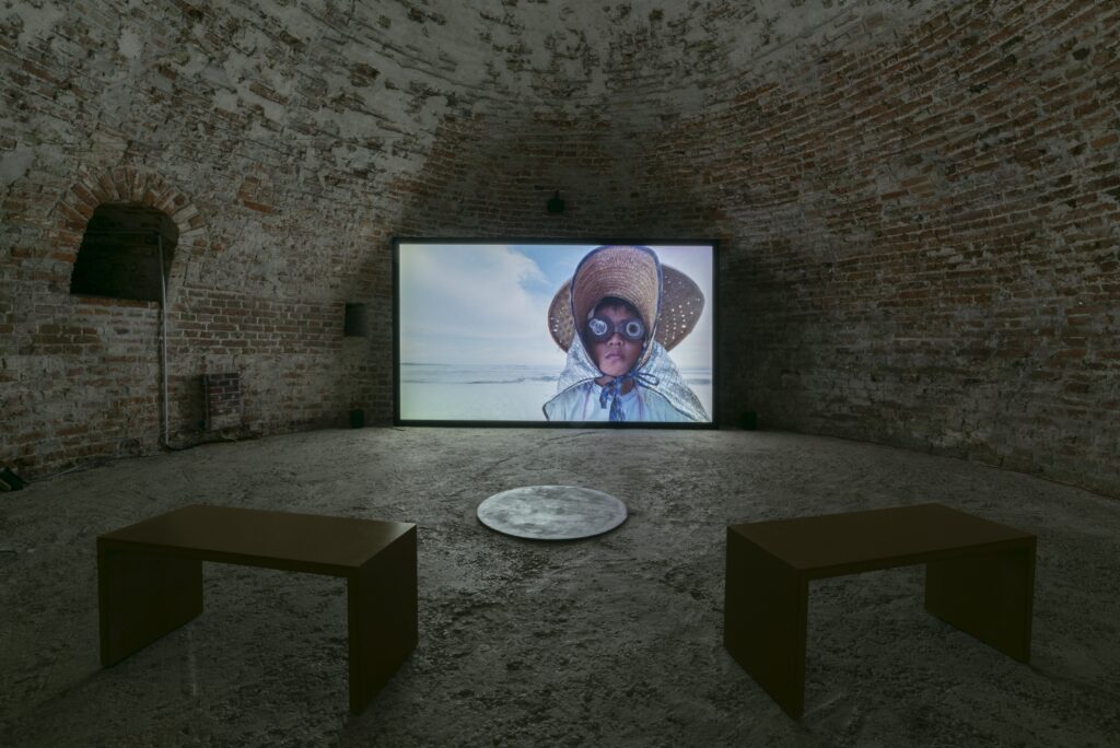 Tu?n Andrew Nguy?n: The Boat People, Installation Pulverturm. Photo © Edith-Russ-Haus 2023