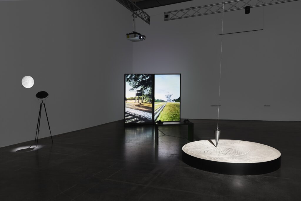 Ausstellungsansicht Marjolijn Dijkman: Shifting Axis. Foto © Edith-Russ-Haus