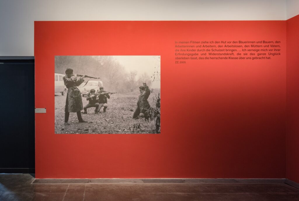 Ausstellungsansicht elimir ilnik: Shadow Citizens. Foto © Edith-Russ-Haus