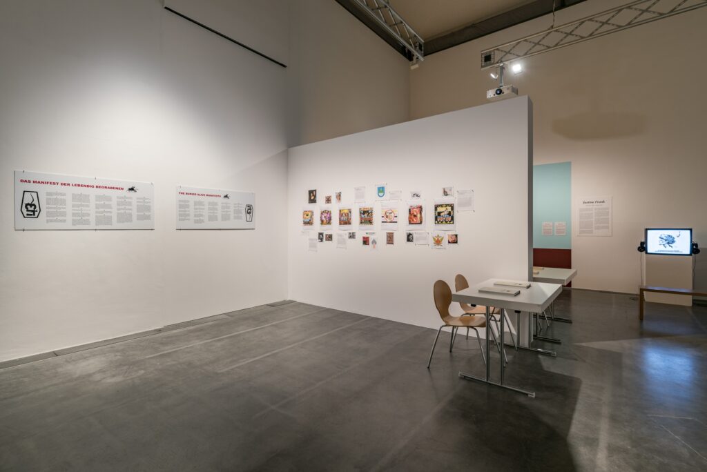 Ausstellungsansicht Roee Rosen: Live and Die as Eva Braun and Other Intimate Stories. Foto © Edith-Russ-Haus