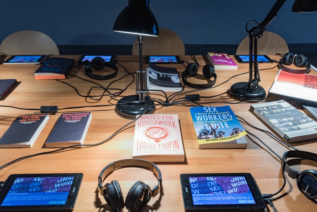 Ausstellungsansicht Red Umbrella Struggles. Foto © Edith-Russ-Haus