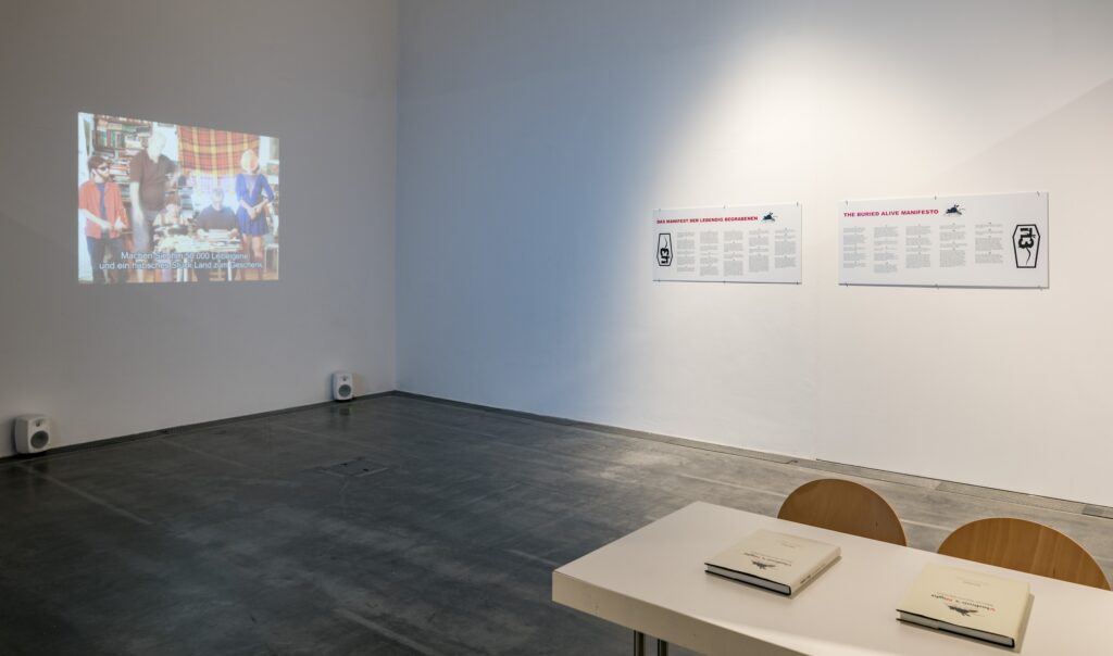 Ausstellungsansicht Roee Rosen: Live and Die as Eva Braun and Other Intimate Stories. Foto © Edith-Russ-Haus