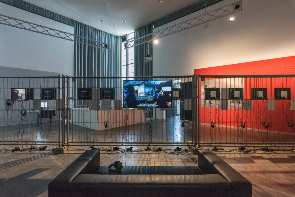 Ausstellungsansicht elimir ilnik: Shadow Citizens. Foto © Edith-Russ-Haus