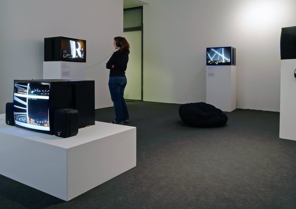 Ausstellungsansicht Rafael Lozano-Hemmer: RECORDERS. Foto Franz J Wamhof © Edith-Russ-Haus Ausstellungsansicht Rafael Lozano-Hemmer: RECORDERS. Foto Franz J Wamhof © Edith-Russ-Haus