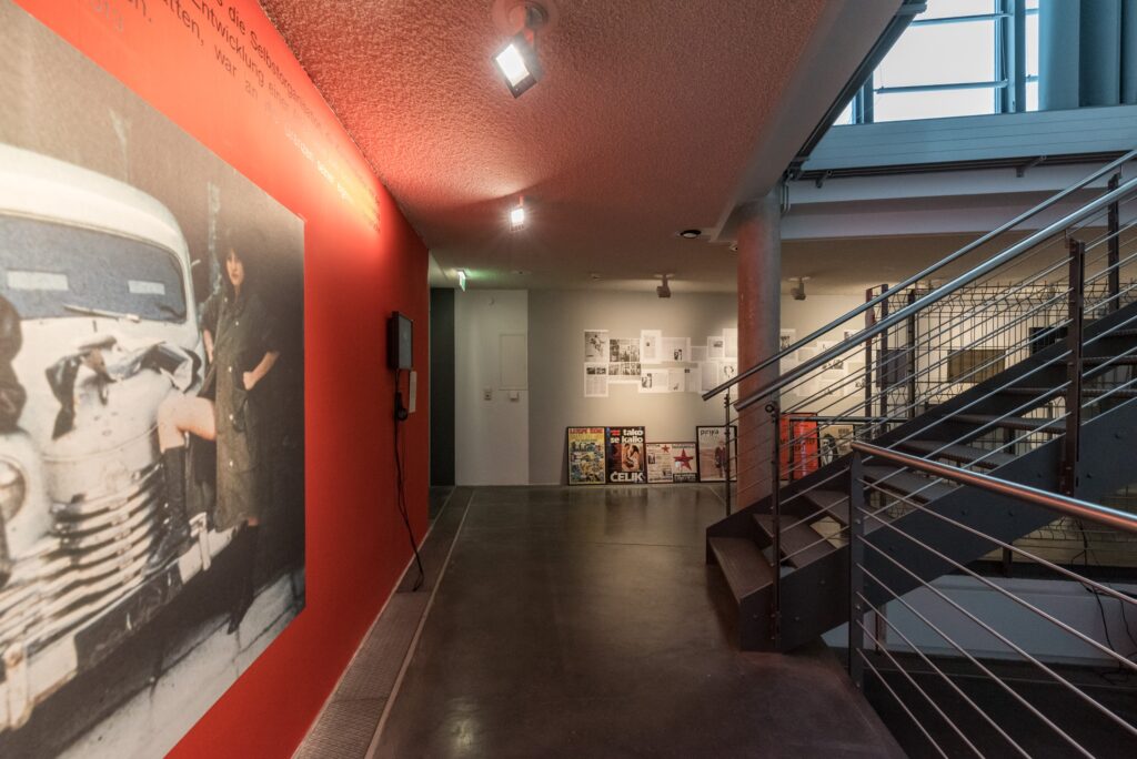 Ausstellungsansicht elimir ilnik: Shadow Citizens. Foto © Edith-Russ-Haus