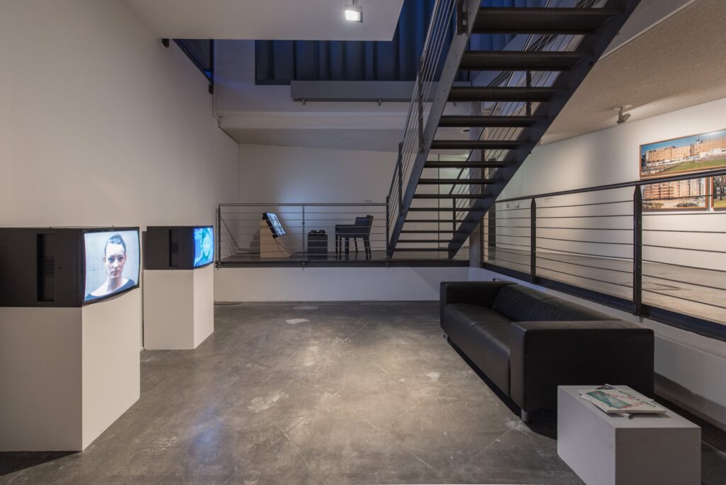 Ausstellungsansicht Nina Fischer & Maroan el Sani: The Active Guest. Foto © Edith-Russ-Haus