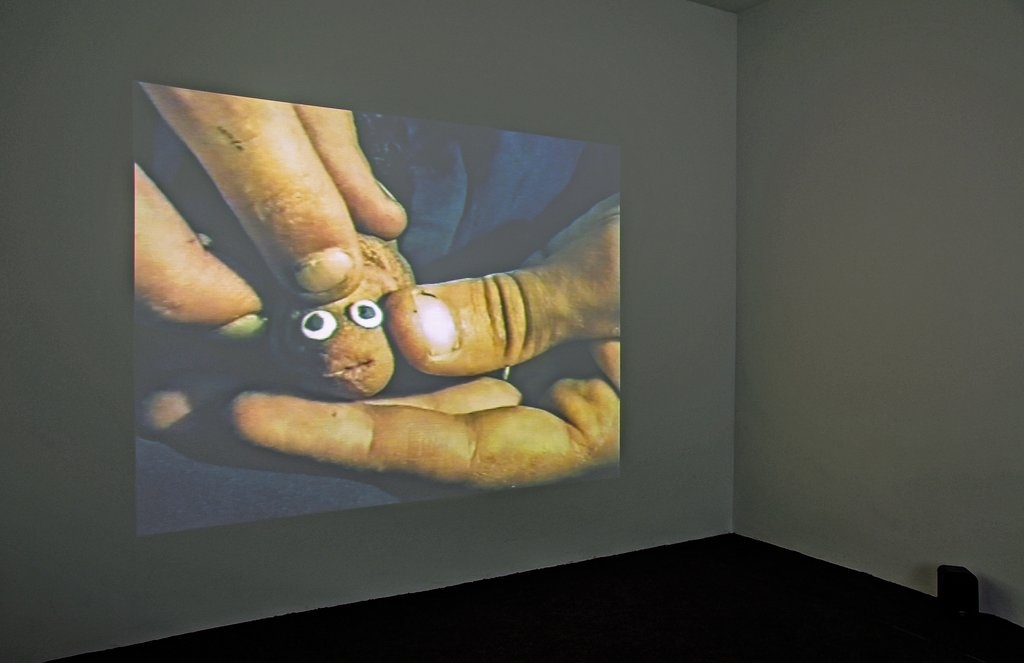 Guy Ben-Ner: Berkeleys Island. Photo Franz J Wamhof © Edith-Russ-Haus Guy Ben-Ner: Berkeleys Island. Photo Franz J Wamhof © Edith-Russ-Haus