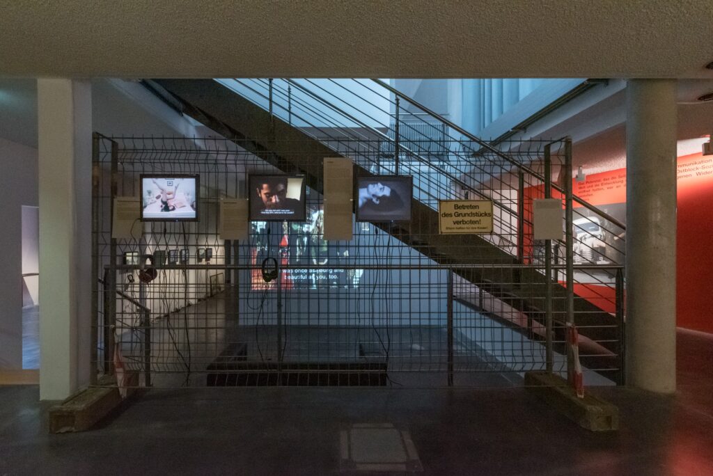 Ausstellungsansicht elimir ilnik: Shadow Citizens. Foto © Edith-Russ-Haus