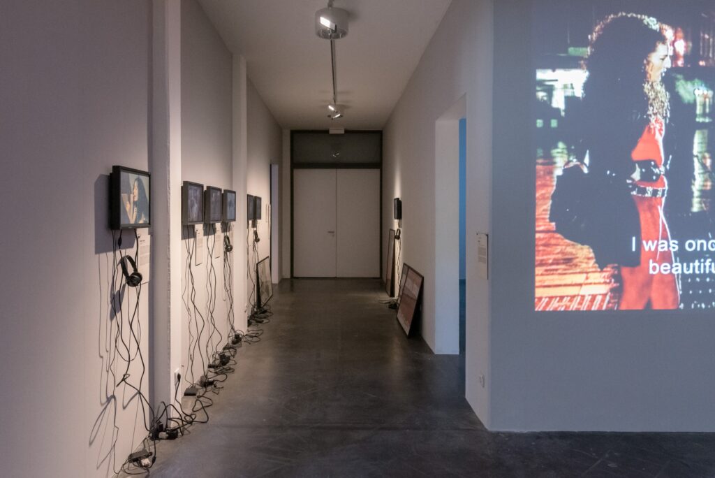 Ausstellungsansicht elimir ilnik: Shadow Citizens. Foto © Edith-Russ-Haus