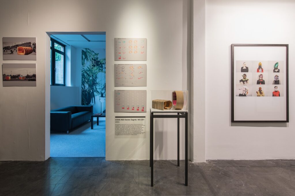 Ausstellungsansicht Red Umbrella Struggles. Foto © Edith-Russ-Haus