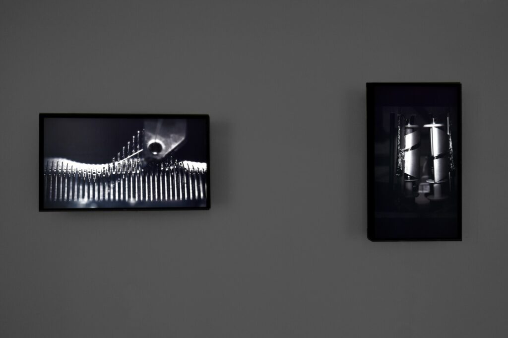 Anette Rose: Enzyklopädie der Handhabungen. Modul # 23 stricken  high speed & Modul # 26 flechten  high speed. Foto © Edith-Russ-Haus