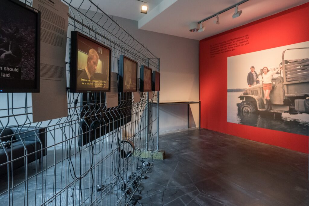 Ausstellungsansicht elimir ilnik: Shadow Citizens. Foto © Edith-Russ-Haus