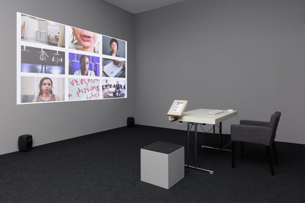 Nicoline van Harskamp: Englishes Mooc. Photo © Edith-Russ-Haus