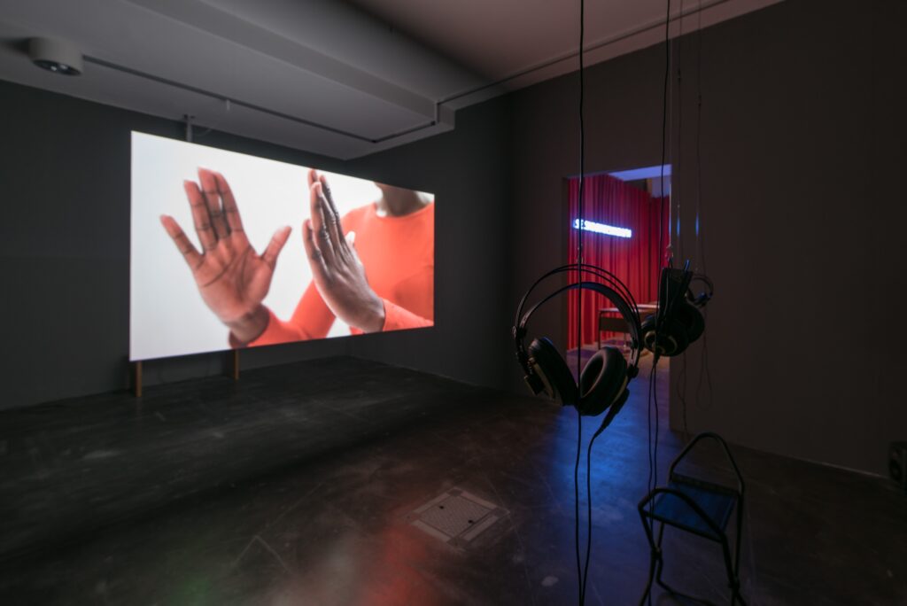 Noor Afshan Mirza & Brad Butler: Hold Your Ground (Behaupte Dich). Foto © Edith-Russ-Haus