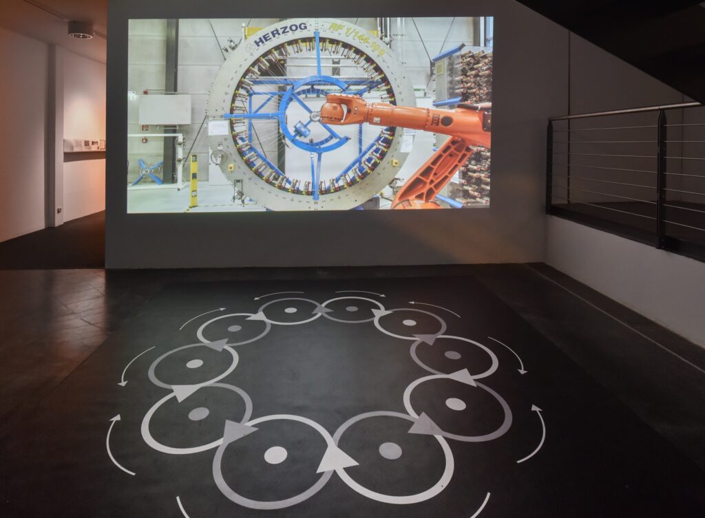 Anette Rose: Enzyklopädie der Handhabungen. Modul # 20.1  20.2 flechten  automatisiert & Modul # 28 flechten  motion diagram. Foto © Edith-Russ-Haus