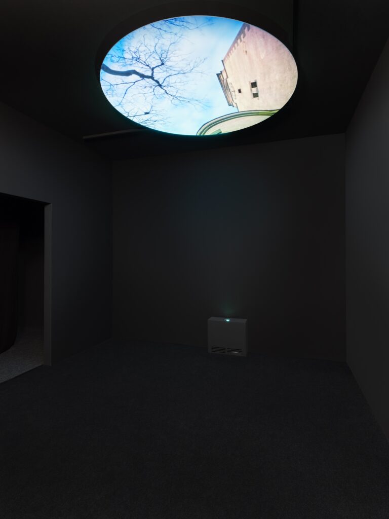 Kaensan Rattanasomrerk: Eye Contact II. Photo © Haus für Medienkunst 2025