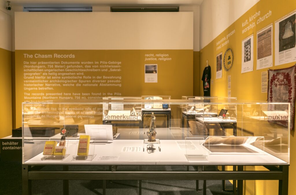 Szabolcs KissPál: The Chasm Archaelogical Finds. Foto © Edith-Russ-Haus