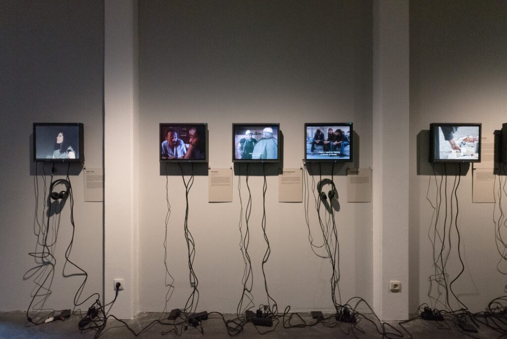 Ausstellungsansicht elimir ilnik: Shadow Citizens. Foto © Edith-Russ-Haus