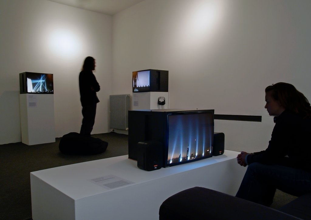 Ausstellungsansicht Rafael Lozano-Hemmer: RECORDERS. Foto Franz J Wamhof © Edith-Russ-Haus Ausstellungsansicht Rafael Lozano-Hemmer: RECORDERS. Foto Franz J Wamhof © Edith-Russ-Haus