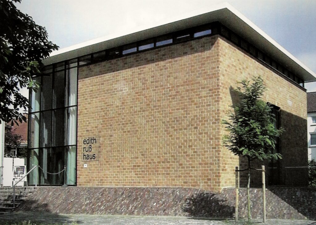 Das Edith-Russ-Haus kurz nach der Fertigstellung