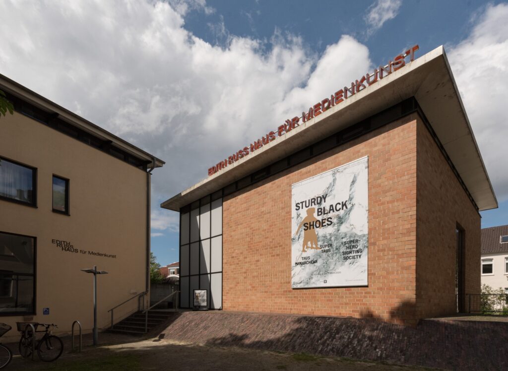 Taus Makhacheva: Sturdy Black Shoes. Foto © Edith-Russ-Haus