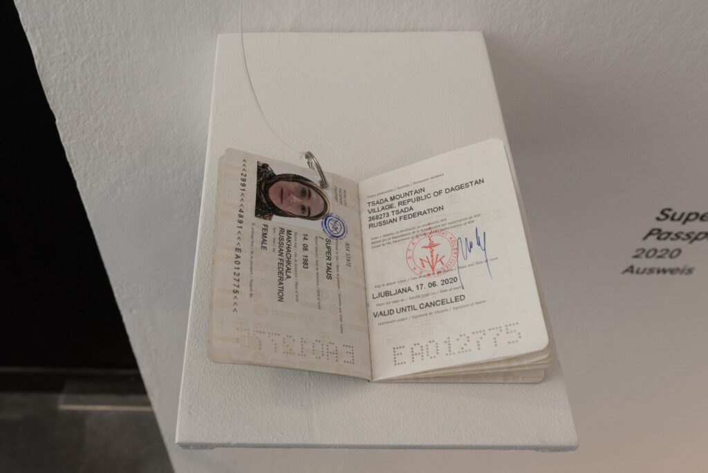 Taus Makhacheva: Super Taus with NSK State Passport. Foto © Edith-Russ-Haus