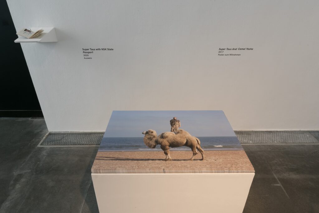 Taus Makhacheva: Super Taus And Camel Yasha. Foto © Edith-Russ-Haus