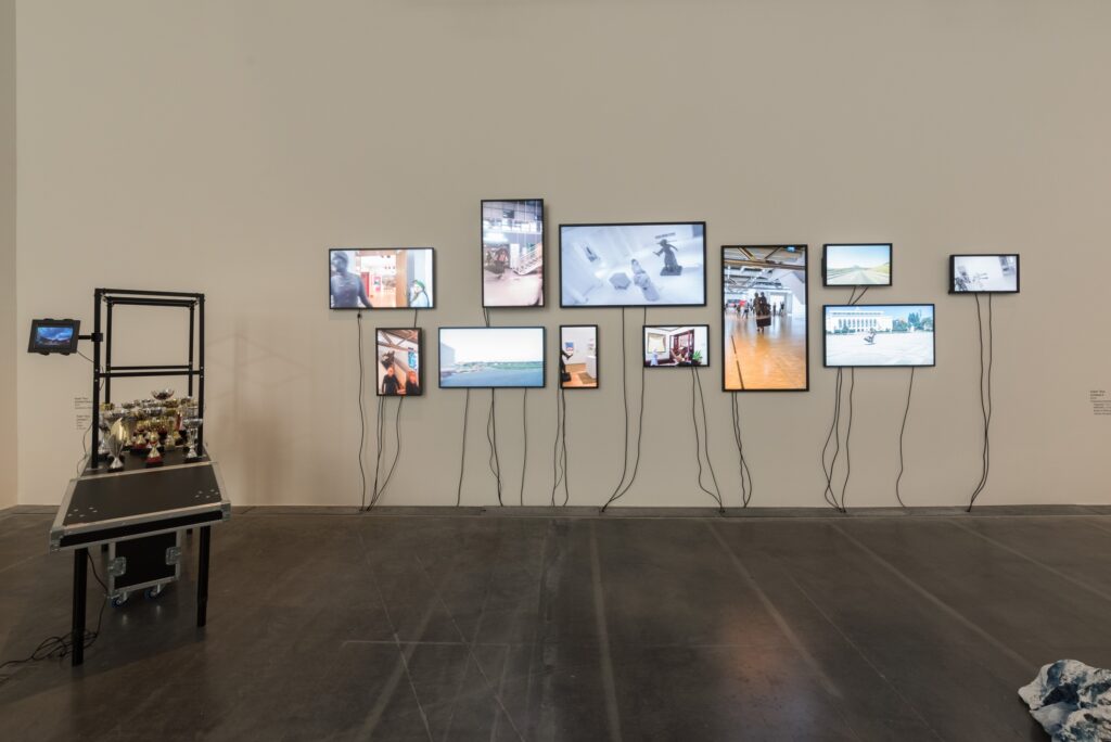 Ausstellungsansicht Taus Makhacheva: Sturdy Black Shoes. Foto © Edith-Russ-Haus