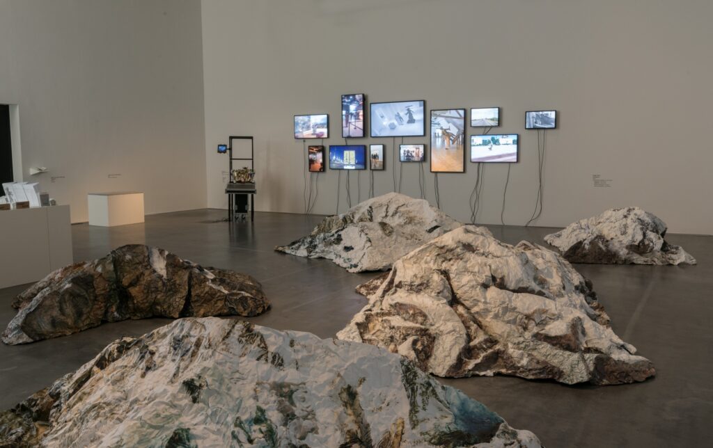 Ausstellungsansicht Taus Makhacheva: Sturdy Black Shoes. Foto © Edith-Russ-Haus