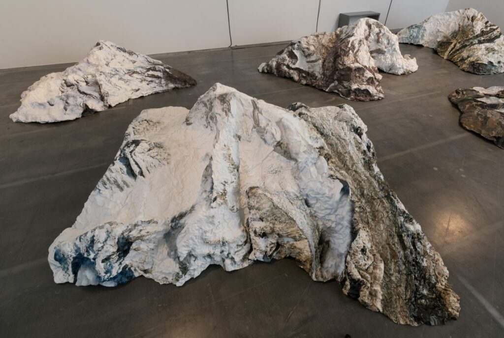 Sabih Ahmed, Taus Makhacheva, Jessica Saxby: Superhero Sighting Society. Foto © Edith-Russ-Haus