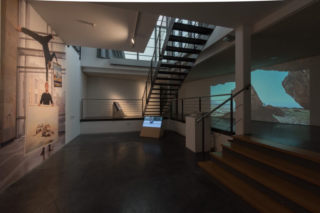 Ausstellungsansicht Taus Makhacheva: Sturdy Black Shoes. Foto © Edith-Russ-Haus