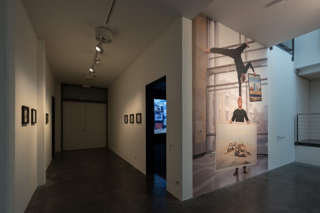 Ausstellungsansicht Taus Makhacheva: Sturdy Black Shoes. Foto © Edith-Russ-Haus