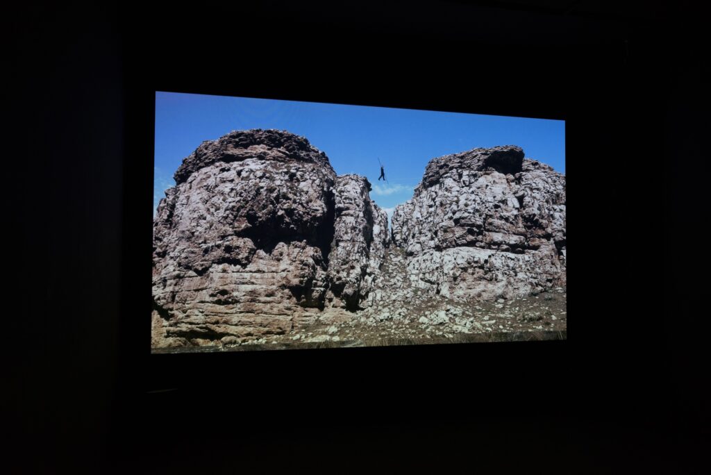 Taus Makhacheva: Tightrope. Foto © Edith-Russ-Haus