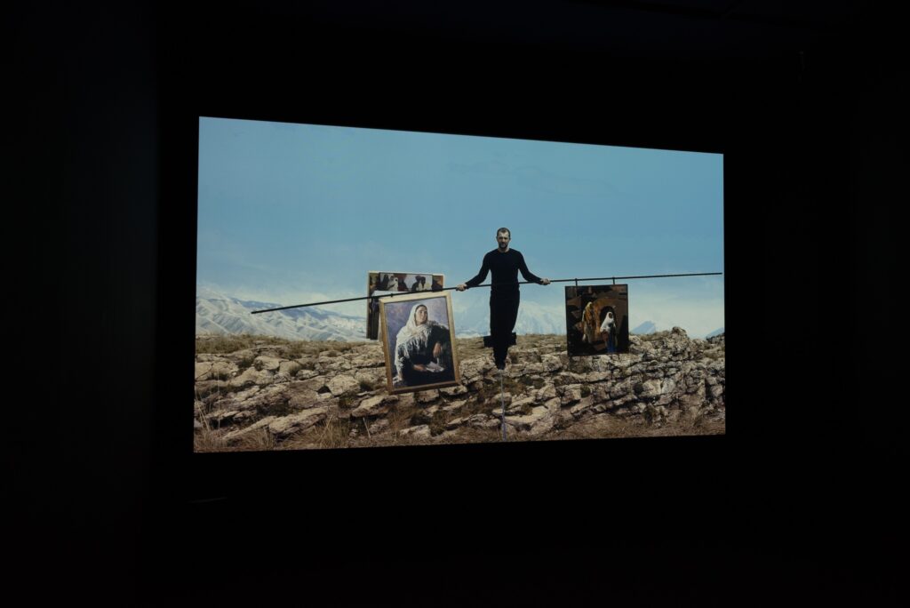 Taus Makhacheva: Tightrope. Foto © Edith-Russ-Haus